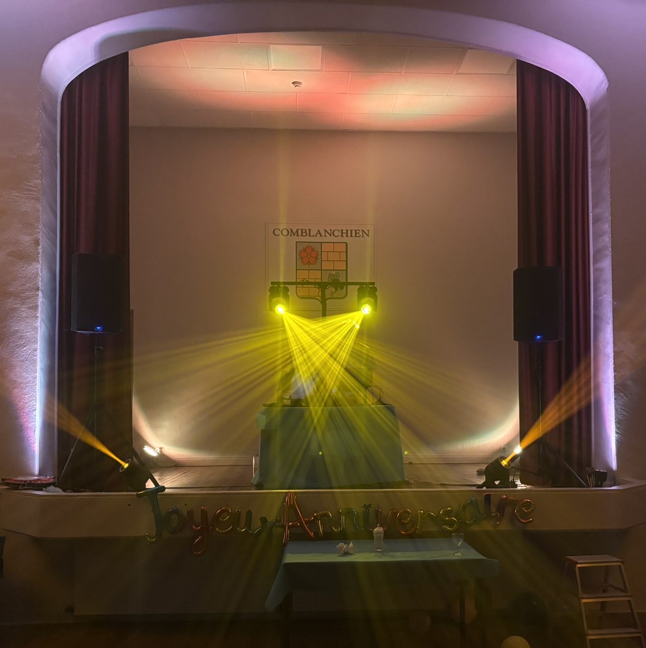 Petite installation dans une petite salle des fêtes pour un anniversaire 18 ans.