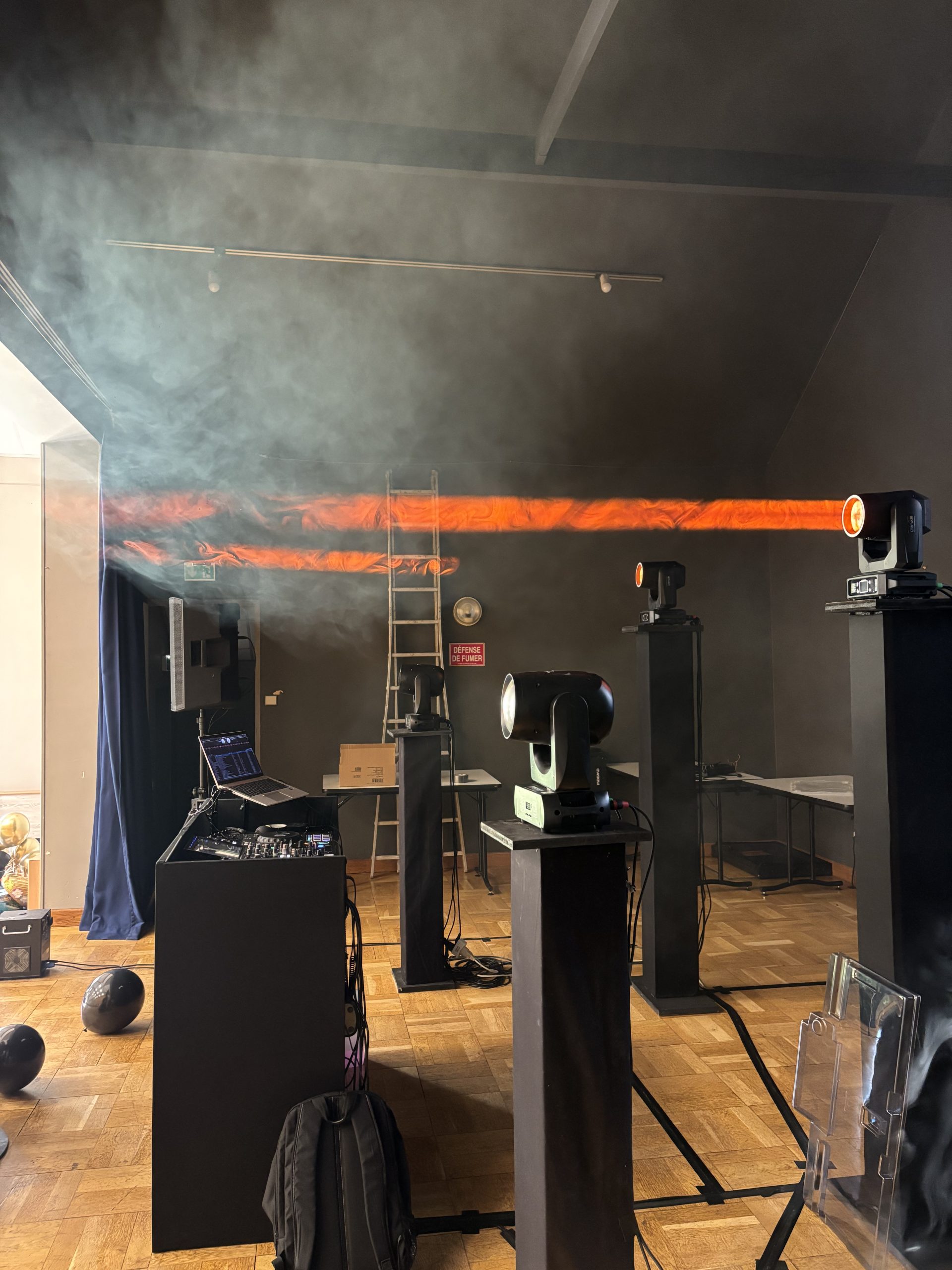 Petite installation dans une petite salle des fêtes pour un anniversaire 18 ans.